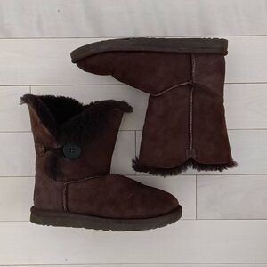 UGG Women's Bailey Button Winter Calf Boots  5803 Chocolate Brown Size 6